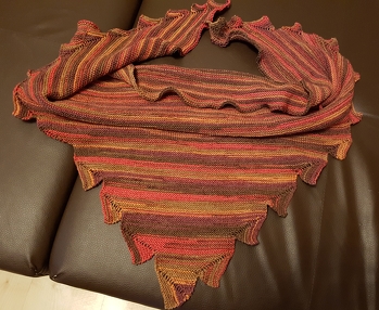 Mein schönes kuscheliges Zackentuch - hat Spaß gemacht es zu stricken!
Sockenwolle Aktiv (mit Baumwolle) von Supergarne