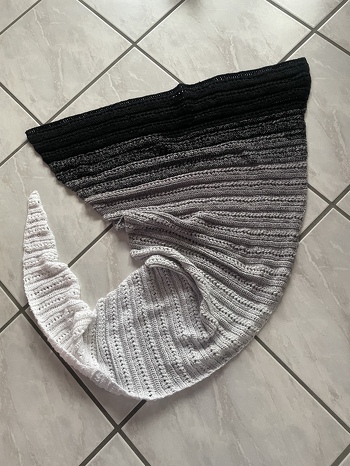 Schönes Muster. Hat Spaß gemacht es zu häkeln. Die Form überzeugt mich aber leider nicht.
Mag es nicht so eng um den Hals schlingen, trage ich es weiter rutscht der dunkle, breite Teil immer
runter.