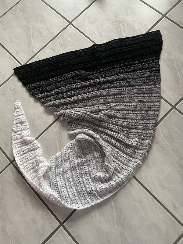 Häkelanleitung asymmetrischer Tuchschal LAVENDER