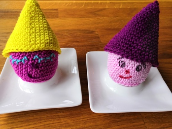 Diese süßen Wichtel machen total Spaß und sind schnell gehäkelt. Die Anleitung ist sehr ausführlich beschrieben und hat viele hilfreiche Bilder. Das Aufsticken gelang mir nicht so gut. Dank einem Tipp der Autorin hab ich das zweite Gesicht einfach aufgemalt, das geht schnell und gefällt mir richtig gut 😀