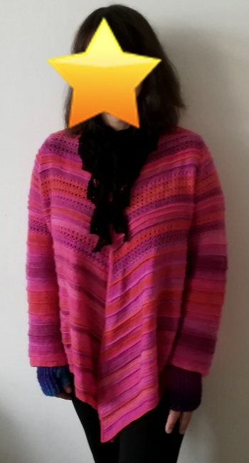 Ich habe meine Jacke mit Mayflower Magic Sock Yarn - Sonnenuntergang (07) in NS 3 gehäkelt.
Tolle Anleitung - ich habe jedoch ab Armausschnitt nur noch Stäbchen/Reliefstäbchen genommen,
da ich das Maschenbild etwas dichter haben wollte.
Ich liebe meine neue Jacke :-)