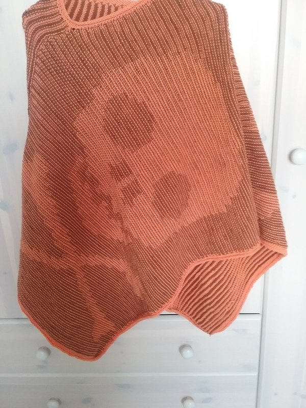 Gestrickter Poncho mit Totenkopf im Schattenstrick