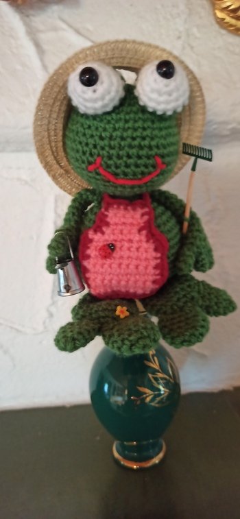 Wieder ein Geschenk fertig. Statt der Krone hab ich mich für einen Strohhut entschieden, schien  mir für einen Gärtner passender