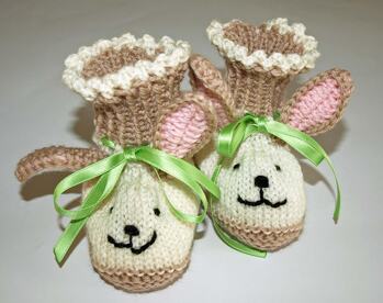 Die Hasenschuhe hab ein hohes Bort. Letztes Jahr hat es an Ostern noch geschneit bei uns. Die Schuhe geben warme Füsschen bei kalten Frühlingstagen.