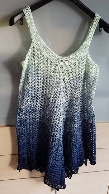 250g-Bobbel 4fädig von traumgarne.de , NS 4,5 wie empfohlen, 1000m reichen locker für Gr. L/XL und es trägt sich herrlich leicht bei dieser Hitze ;-)