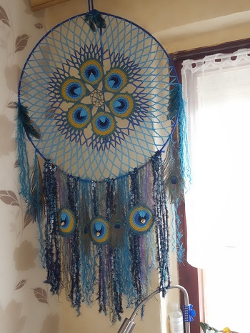 Es hat super geklappt.  Ich hab noch 3 weitere Augen gehäkelt und ein paar echte Pfauenfedern mit angehängt.????