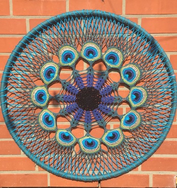 Hier habe ich die Anleitung für das Tuch mit der des Traumfängers kombiniert. So ist es größer geworden.