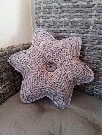 Eine sehr schöne Anleitung . Ich habe ein größeres Garn gewählt und mit Nadelstärke 4 gehäkelt.