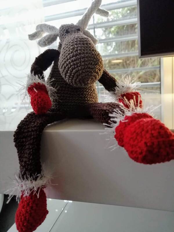 Großer oder kleiner Elch Weihnachtselch mit Handschuhen, Stiefel und Schal Rentier Kantenhocker Weihnachten Deko