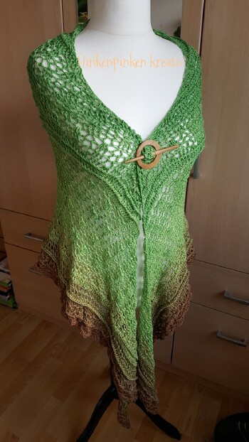 Das Tuch und ich waren keine Freunde. ???? Angefangen hatte ich mit NS 3. Das erschien mir nach groben Durchblättern der Anleitung dann doch zu klein. Also habe ich geribbelt und eine sehr viel größere Nadel gewählt. Das Ende vom Lied war, dass mein Bobbel nicht komplett gereicht hat. ???? Schuld war jedoch nicht etwa die Designerin, sondern ich. Denn wer lesen kann, ist klar im Vorteil. Beim Querlesen der Anleitung hatte ich nämlich einige Musterwiederholungen übersehen. ????
Fazit: Die Anleitung ist toll.