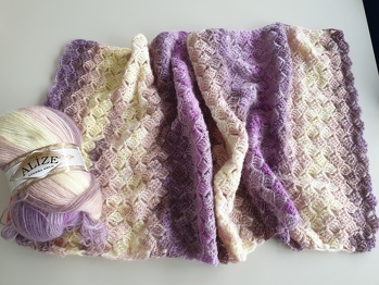 Hallo zusammen, dieser schöne Schal wird für meine Mama nach ihren Wunschfarben angefertigt. Die Anleitung habe ich nach dem Schal Cappucino von Frau Eder gehäckelt.  Wie immer ist die Anleitung einfach zu lesen und kurzweilig. Danke für Ihre Mühe und weiter so.
Herbstliche Grüße