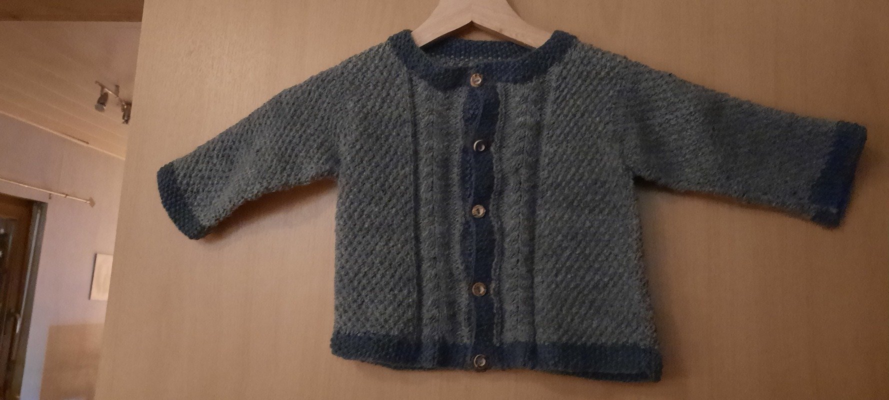 Baby-Trachtenstrick-Jackerl OANS GLATT - OANS GNÄDLT - Strickanleitung