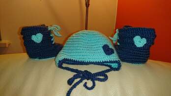 Hab noch eine passende Mütze dazugehäkelt und als Geschenk zur Geburt verschenkt.