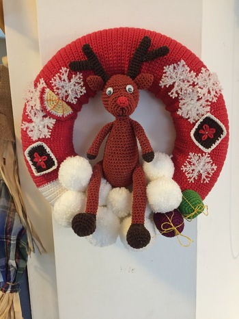 Die Arbeit am Kranz hat mir viel Spass gemacht.
Für Rudolph habe ich eine andere Farbe gewählt, da mir die angegebene Farbe zu blass war