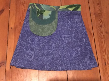 Hat Spaß gemacht. Es wurde ein Patchworkrock aus den Reste von früheren Näharbeiten.
Ich nähe bestimmt noch mehr Röcke nach diesem Schnitt. Beim nächsten Mal nehme ich als Bündchen ein gerades Stück Stoff und nur einfachen Vlies.