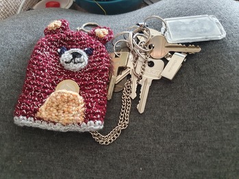 Für Anfänger ist das nix. Für mein riesiges Schlüsselbund, das sich immer durch nein Manteltaschenfutter fraß, ist Bar Boris wundervoll. Er hat hinten noch einen Knopf sls Schwänzchen bekommen und vorne eine Knopfschlaufe,  damit kein Schlüssel durch den Schlitz schlüpfen kann.