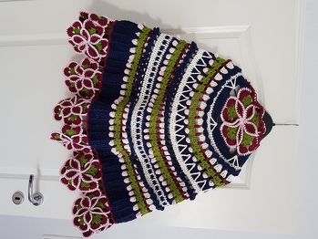 Ich habe die gleiche Wolle benutzt, mit der Grundfarbw dunkelblau.
Es ist mein absolutes Lieblingsstück und hat sehr viel Spaß gemacht.