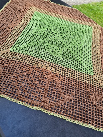 Hab die Decke im Farbverlauf gehäkelt in NS 3, mit 3fach Garn - ca. 750m + 300m Ergänzung ;-)
Hat bei mir eine Größe von 110x110cm erreicht