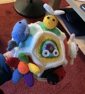 Super Anleitung, ist klasse geworden. Habe anstatt dem rosa Herz einen Fußball gemacht. Außerdem habe ich einen Rasselball eingearbeitet.