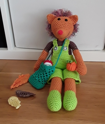 Es hat solch einen Spass gemacht, diesen suessen Kerl zu haekeln. Hab meine Stiefkindwolle verarbeitet. Nur kleine Veraenderungen hab ich vorgenommen, den Koerper hab ich gleich am Kopf angehaekelt, und die Haare in die vMsgl am Kopf. Hier ist er.