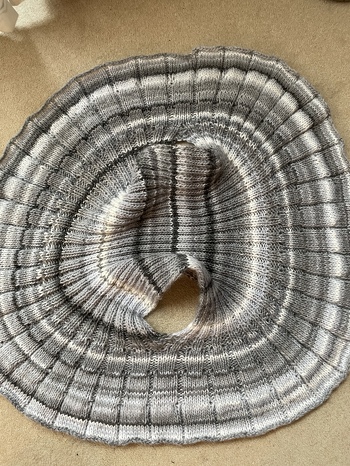 Die Anleitung war gut nach zu stricken. Das Ergebnis interessant, durchaus originell.