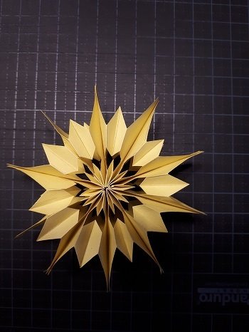 Origami-Weihnachtsstern (AL i-net) besteht aus mehreren Modulen
