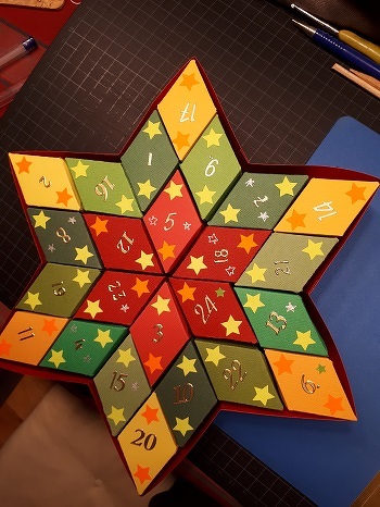 Puuh, noch rechtzeitig fertig geworden, meinem Mann gefällts.
Ist etwas bunt geworden. Hatte noch so viele Reste von Tonpapier.
Dankeschön für diese tolle AL-Idee.