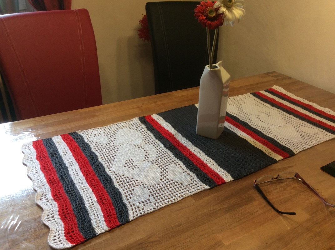 Häkeln / Tischläufer / Hearts