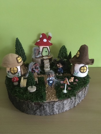 Habe diese Anleitung gesehen und wusste sofort was ich daraus machen kann. Wurde bei mir ein Troll-Dorf.
Wird ein Abschiedsgeschenk für eine Kollegin werden, die wie ich Trolle sehr mag. Häuschen hatten genau die richtige Größe. Das Häkeln hat richtig Spaß gemacht und die Idee mit dem Holzbrett und der Treppe einfach super.
