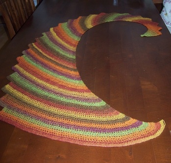 Anleitung war sehr gut verständlich, habe am Anfang mit einer anderen Wolle eine Probe gehäkelt. Für diesen Drachenschwanz verwendete ich 100g Wolle mit Farbtverlauf von Lana Grossa (superwash) und eine Häkelnadel 3,5. Superleichter Tragecomfort, freue mich schon auf den Herbst