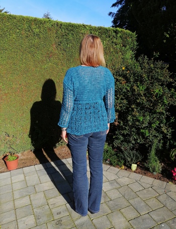 Ich habe als kleine Änderung hinten keinen V Ausschnitt gearbeitet. Gefällt mir so besser.