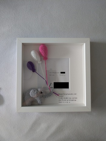 Habe die Anleitung als Abwechslung zu meiner eigentlichen Häkelarbeit genutzt. Die Anleitung ist sehr gut geschrieben und lies sich sehr gut umsetzen. Habe mit Maschenmarkern gearbeitet und konnte so den richtigen Abstand bei Kopf und Rücken gleich markieren und die beiden Teile verbinden und musste so nicht beides festhalten und es konnte nicht verrutschen. Der kleine Ballon war etwas knifflig am Ende, aber mit etwas Gefummel wird auch der wunderschön.Am Besten war der Tipp mit der verdeckten Maschenabnahme. Wirklich ein Tipp den man niemals wieder missen mag. Das wird ein so tolles Maschenbild, das ich fast traurig bin, dass ich es nicht eher wusste.
Habe diesen Rahmen für mich zuhaus gemacht und kann mich so immer daran erfreuen, das ich mir ein kleines Andenken an die Geburt meiner Tochter gebastelt habe. Bin schon am Überlegen, ob ich gleich noch eines für meine Patentochter mache :P
Ich habe euch die Schriftart und Größen mit aufgeschrieben. Welches Ihr nutzt, ist aber immer geschmackssache.
Vielen Dank für eine so tolle Anleitung!