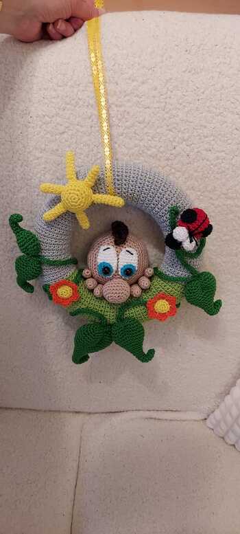 Nun hab ich endlich mein Türkranz fertig. Die Anleitung ist sehr gut beschrieben, so dass die Arbeit schnell voran ging. Weiss nicht warum ich es so lange liegen lies.