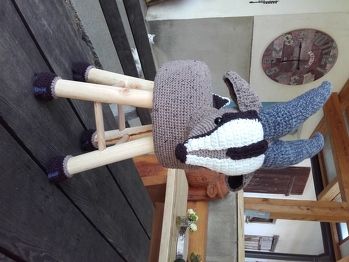 mit dicker Wolle und ein paar kleinen Adaptionen habe ich die Anleitung abgewandelt und es ist ein Hennes-Hocker entstanden