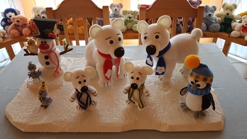 Ich habe eine Eisscholle für meine Eisbären gebaut.  Und dann haben sich noch ein Pinguin und ein Schneemann dazu gesellt. In der Häkelwelt kommen Eisbär und Pinguin nämlich zusammen vor. ;)