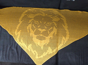 Geniale Anleitung und ein Muss für jeden König der Löwen Fans. Die Maße sind Gigantisch, aber so ein königliches Tier braucht Platz.
240cmx100cm sind es in etwa geworden. Das Geschenk wird hoffentlich gut ankommen⭐👍💪😇