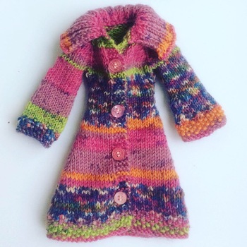 Mit der tollen Anleitung war es ganz leicht den Mantel zu stricken.