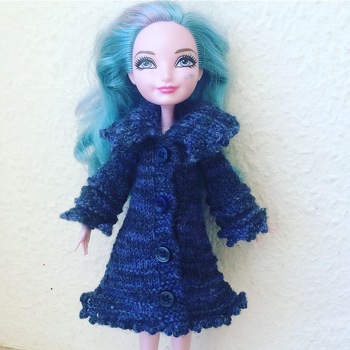 Diese Puppe ist etwas zierlicher, dafür habe ich das Steickmuster angepasst und einen anderen Abschluss gemacht.