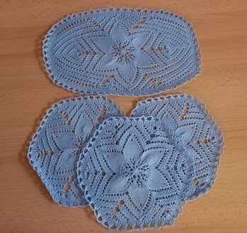 Auch wenn die Anleitung Fehler hat... nachdem man diese berichtigt kommt man zu einen Ergebnis. Für Anfänger ist diese Anleitung etwas zu knackig.
Nur für geübte Strickerinnen geeignet.