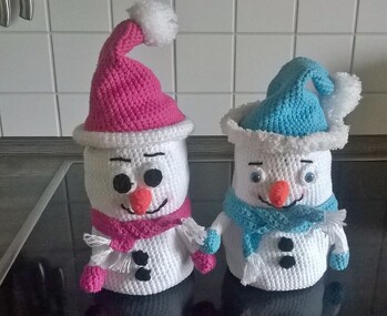 Hat mir großen Spass gemacht, diese niedlichen Schneemänner zu häkeln. Bei mir sind sie sogar 13cm groß geworden. Ich bezeichne mich immer noch als Anfänger , aber bei dieser sehr gut geschriebenen Anleitung, kann nichts schief gehen. Bei den Gesichtern muss ich noch üben.