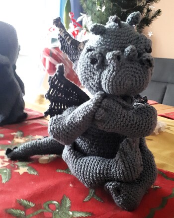 Kleiner Drache - bewusst mit geringerer Garnstärke gehäkelt, als in der Anleitung vorgesehen.