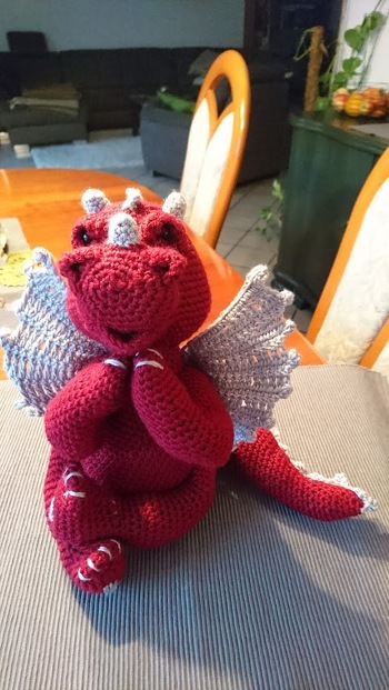 Hallo Caro0201, ich habe die Tage deinen Drachen, auf Wunsch meiner erwachsenen Tochter gemacht. Sie bekommt ihn zu Weihnachten, also muss ich ihn noch ein bischen verstecken.
Die Anleitung war super und gut nachzuvollziehen Aber hier für dich und die Leute , die deine Anleitungen kaufen.....ein paar Bilder von der Herstellung.ich hoffe er gefällt dir. Ich habe nur die oberen Flügel weggelassen.
LG
Andrea