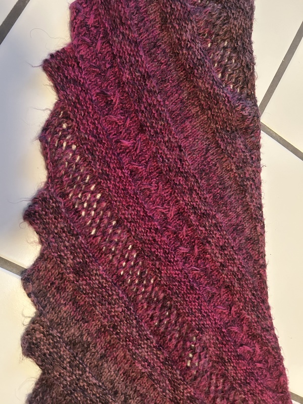 Strickanleitung Tuch einfach – luftiges Drachenschwanz-Tuch für Anfänger