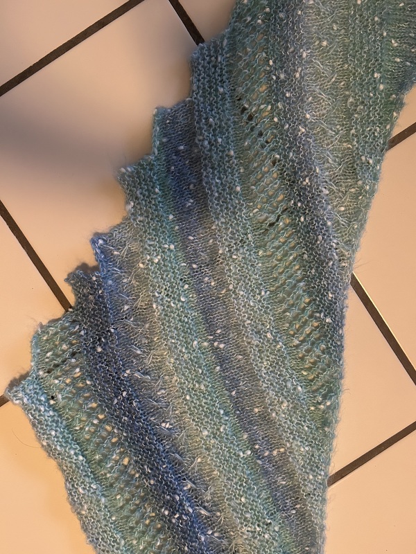 Strickanleitung Tuch einfach – luftiges Drachenschwanz-Tuch für Anfänger