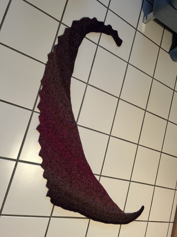 Strickanleitung Tuch einfach – luftiges Drachenschwanz-Tuch für Anfänger