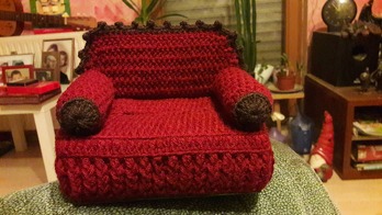 Mein Sofa auf einer selbstgebastelten Box, weil es sonst nicht gepasst hätte.