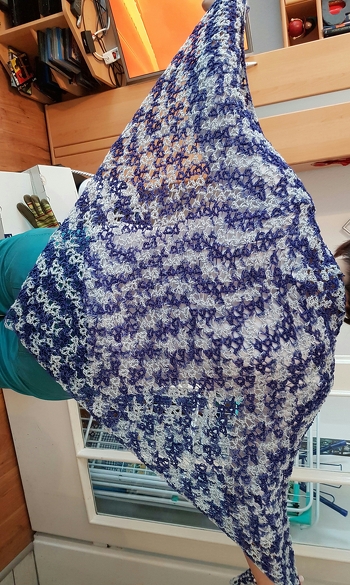 War dank der Anleitung sehr einfach nach zu arbeiten.
Ohne Fransen, damit das Tuch möglichst groß wird ;-)
Aus reiner Merino Wolle von Farbwechsel (Dawanda).