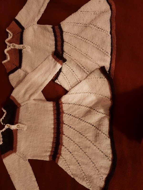 Pulloverkleid mit Spiralrock und Einstrickmuster Gr 122/128