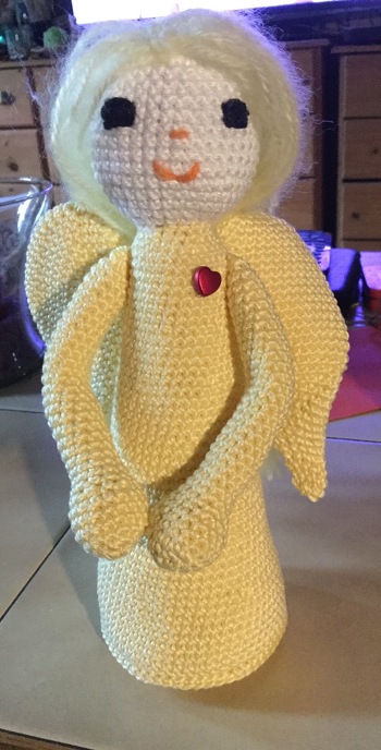 Liebe Häkelfreunde,
Ich hab nach einem Engelchen als besonderes, persönliches Weihnachtsgeschenk für eine liebe Freundin gesucht und hier eine Anleitung gefunden. Sie ist sehr gut verständlich beschrieben.
Allerdings habe ich meinen Engel ein wenig verkleinert, weil er mir sonst zu hoch geworden wäre. Vielleicht hätte auch der kleinere angebotene Engel für mich gereicht....
Wer aber einen „großen Beschützer“ möchte???? ist hier sehr gut beraten...
Ach die Augen-ist so ne Sache. Mir gefällt es ohne auch besser, aber jeder, der meinen Engel angeschaut hat, sagte: die Arme sieht ja gar nichts... also hat sie ein Gesicht bekommen ???? Anleitung ist top!