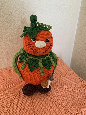 Super Anleitung man beachte !! je nach wolle wird der Kopf evtl. zu klein ausfallen past dan nicht mehr zum Körper ist mir beim zweiten passiert habe in dan nochmals mit mehr Maschen gehäkelt und so sieht er aus